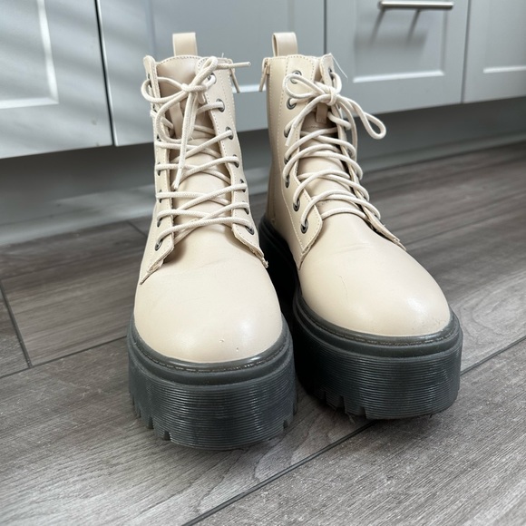 Beige platform boots - Picture 2 of 3